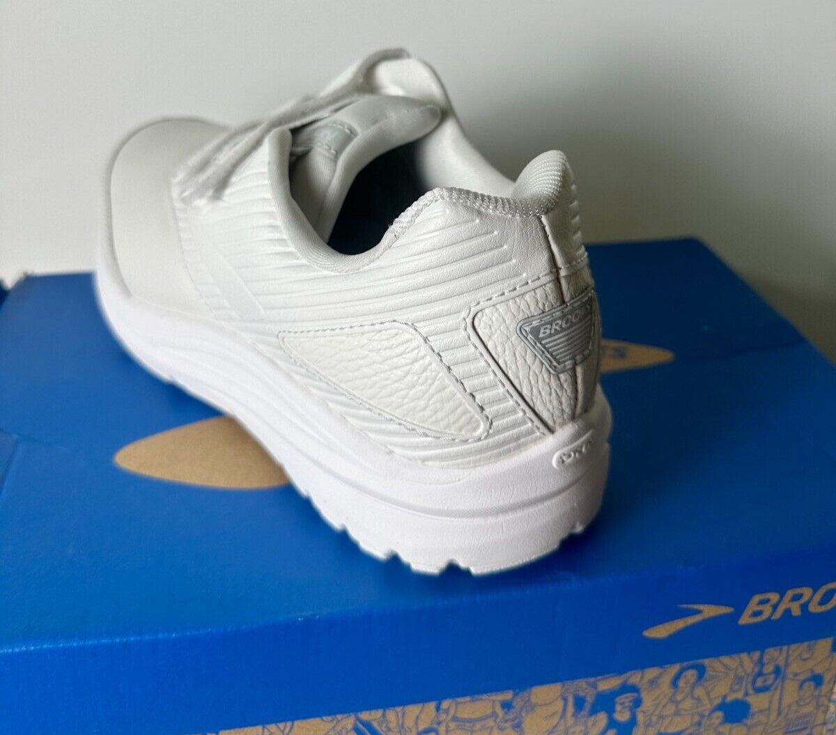 Brooks Women's 9 Addiction Walker V-Strap 2 Walking Shoes White 120309 1B 142