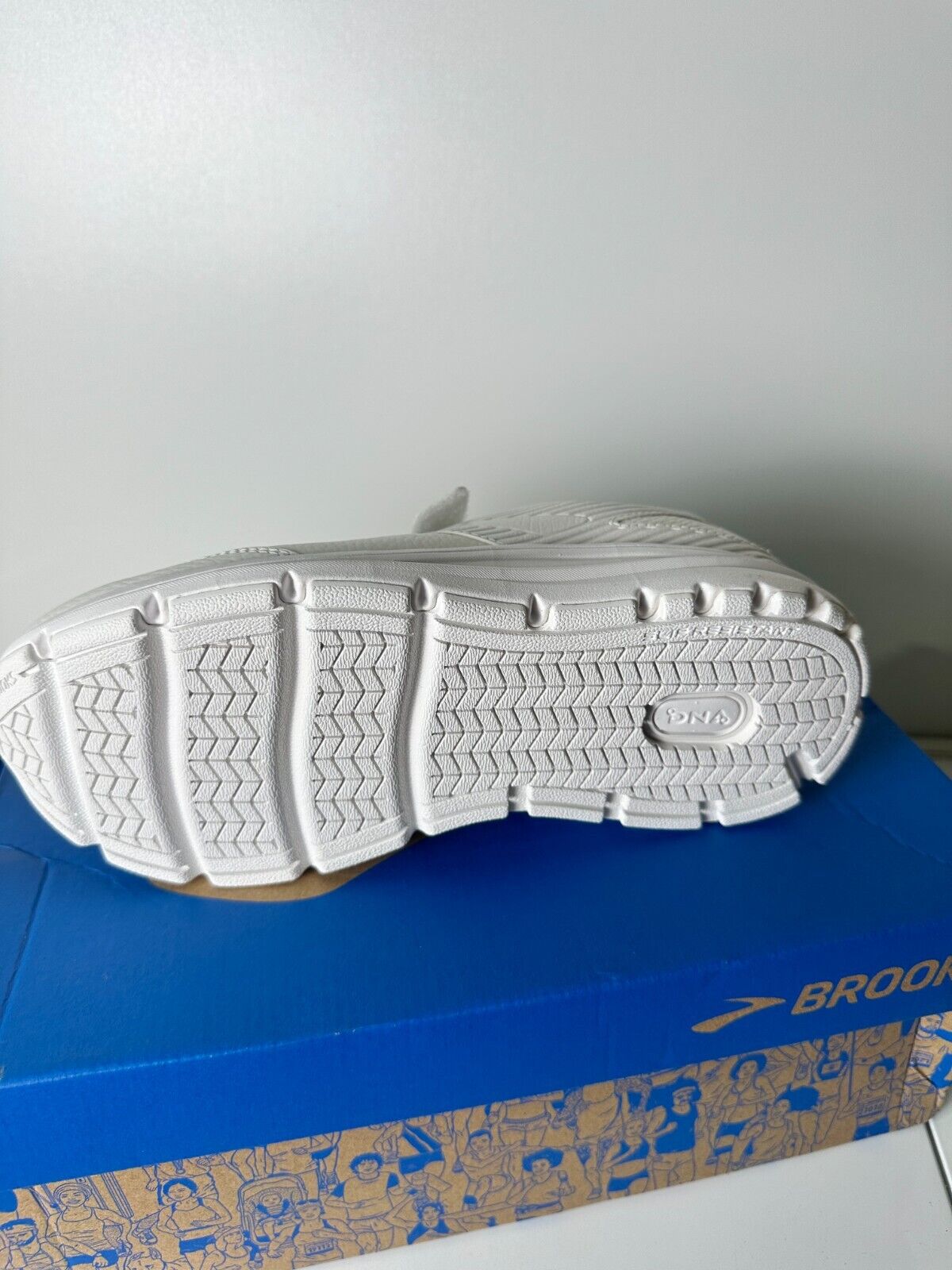 Brooks Women's 9 Addiction Walker V-Strap 2 Walking Shoes White 120309 1B 142