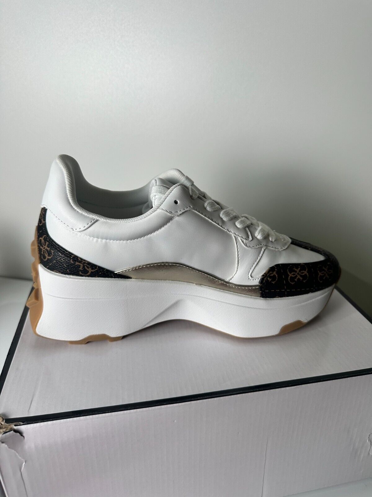 GUESS Women's 8 Calebb5 Logo Low Top Faux Leather Sneakers White Black GWCALEBB5
