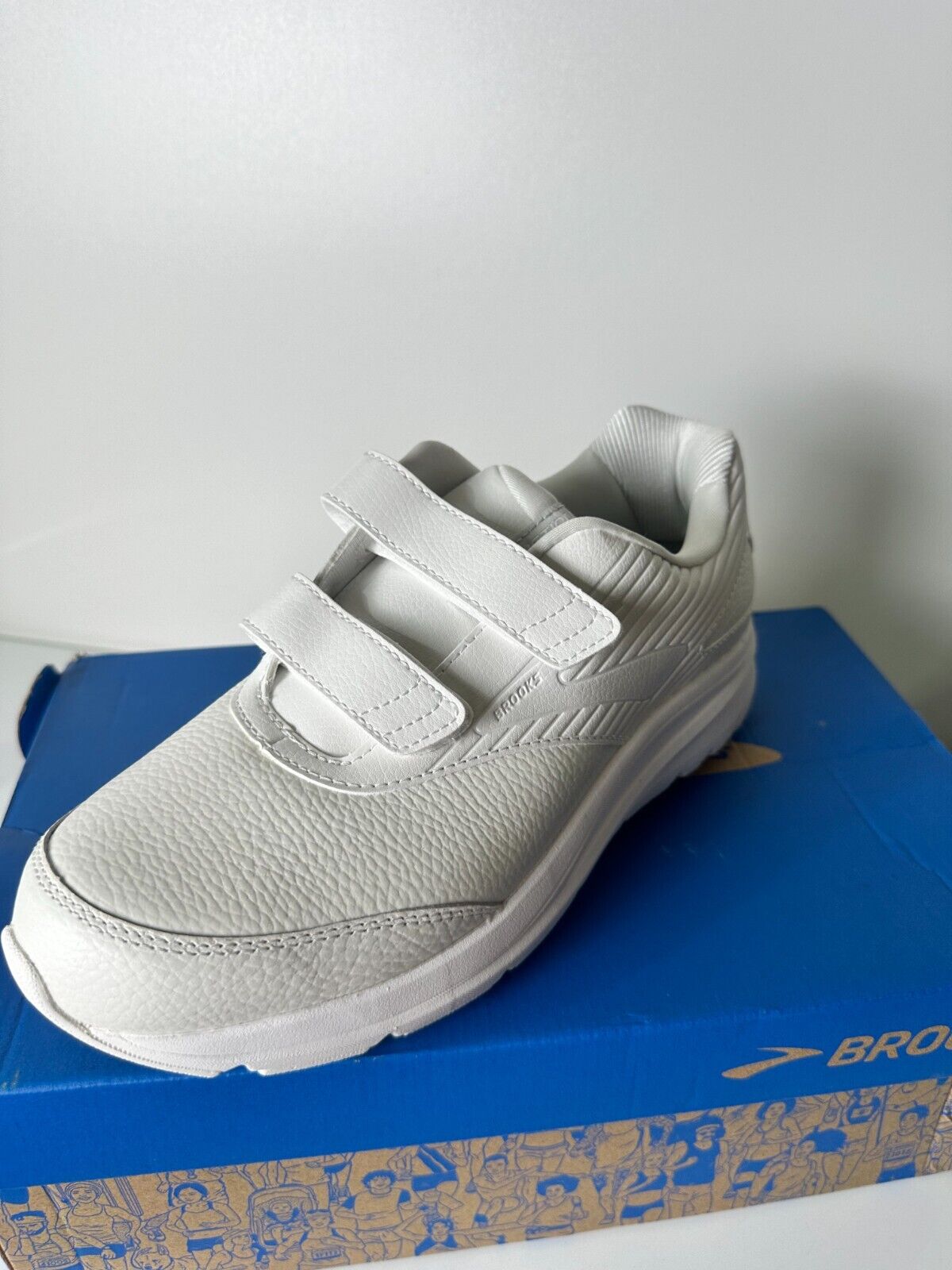 Brooks Women's 9 Addiction Walker V-Strap 2 Walking Shoes White 120309 1B 142