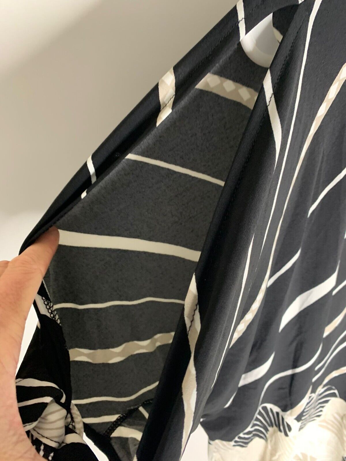 Chicos Women 2 Striped Floral Split Shoulder V Neck Black Neutral Grommet Sleeve