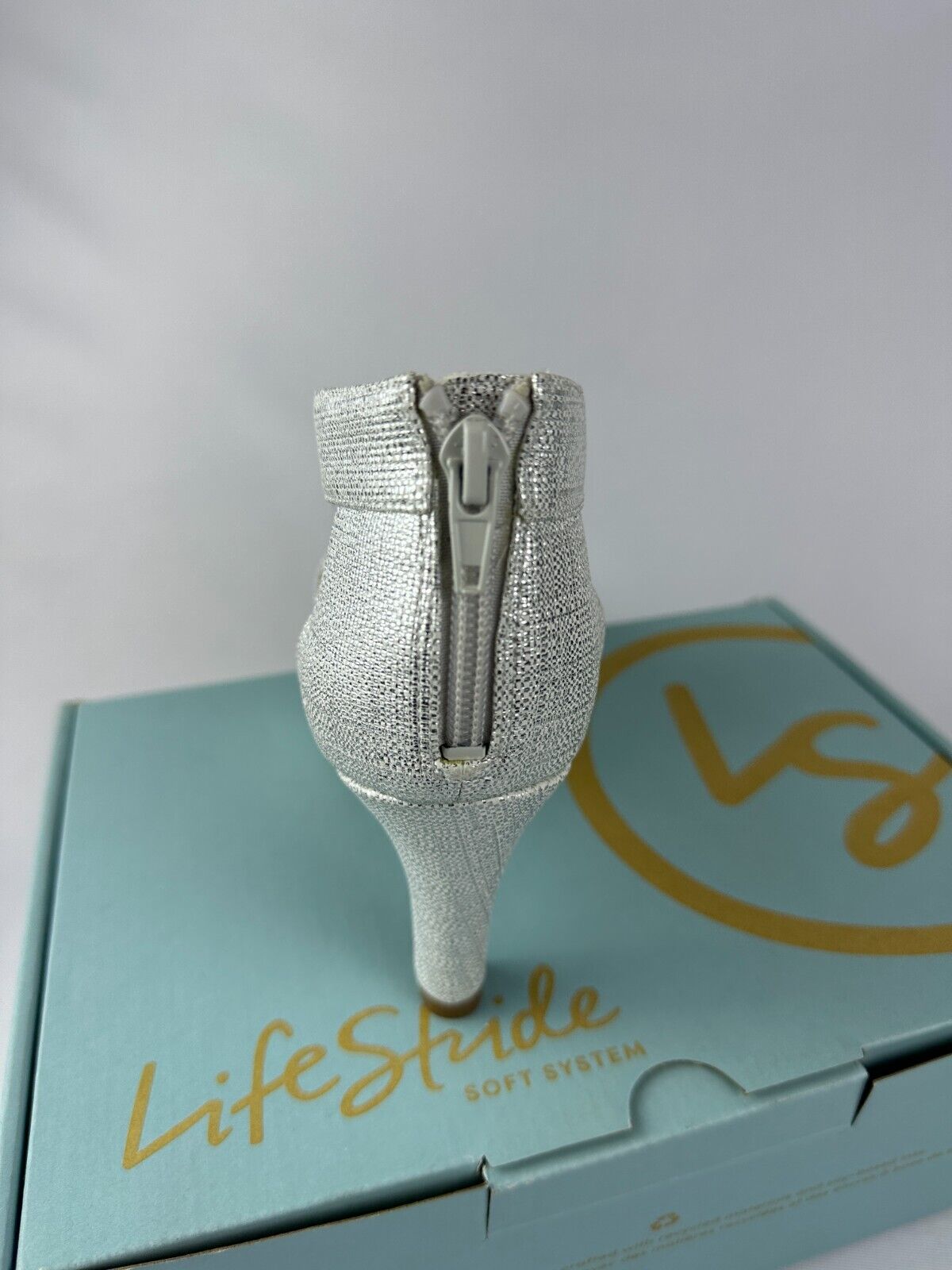 Life Stride Womens 8.5 Giovanna 2 Pump Shoes Silver Almond Toe Cutout G0661S2900