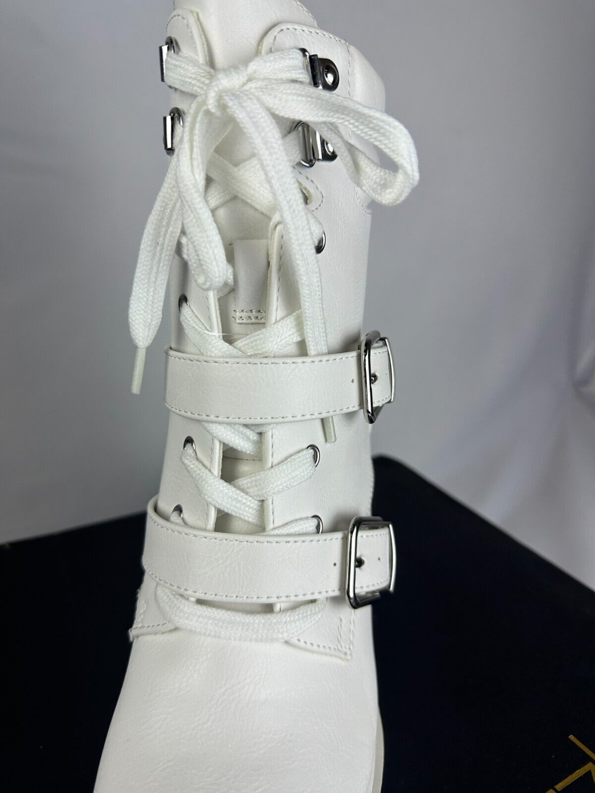 Shoe Dazzle Womens 9 Analisa Ankle Bootie Lace-Up Block Heel Lug Sole White Boot
