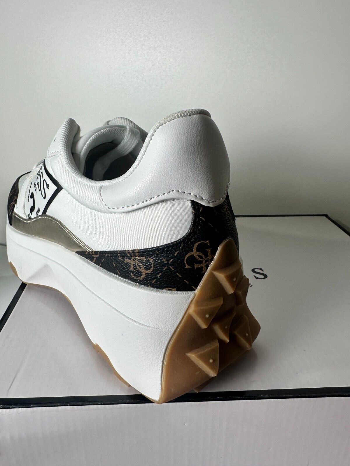 GUESS Women's 8 Calebb5 Logo Low Top Faux Leather Sneakers White Black GWCALEBB5