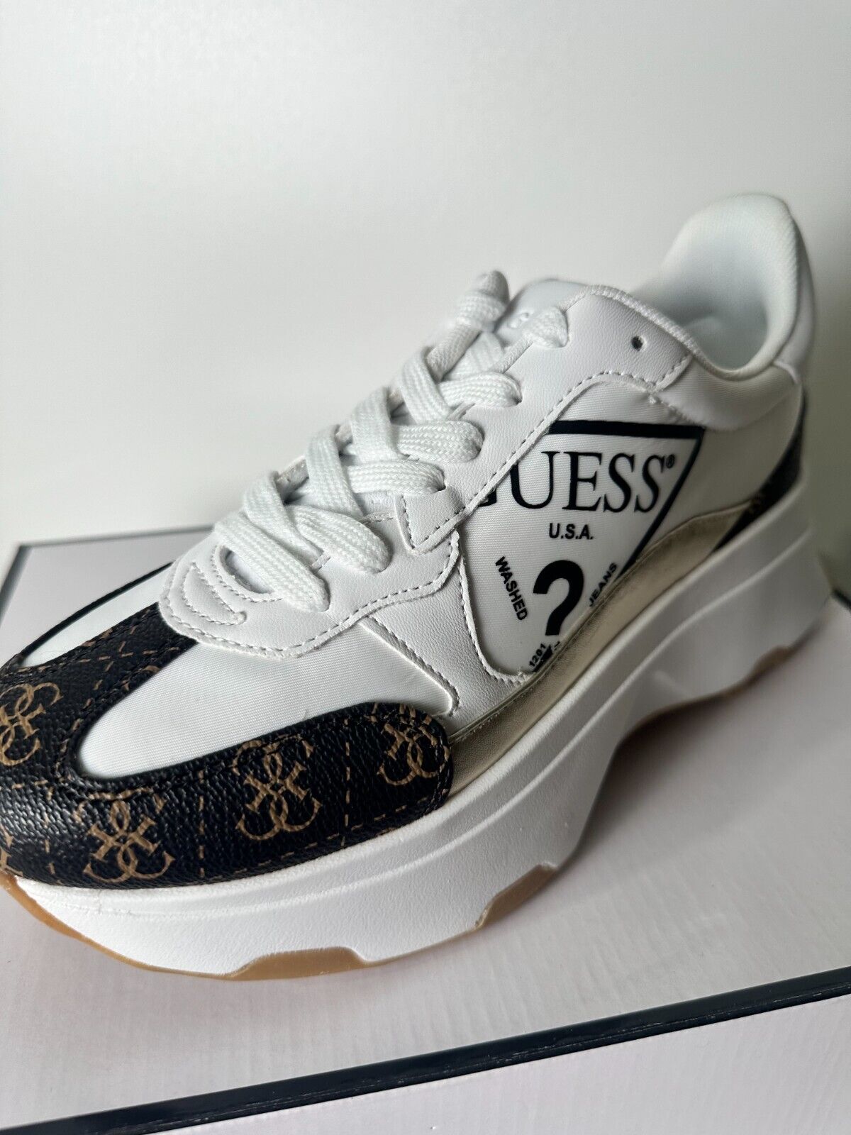 GUESS Women's 8 Calebb5 Logo Low Top Faux Leather Sneakers White Black GWCALEBB5