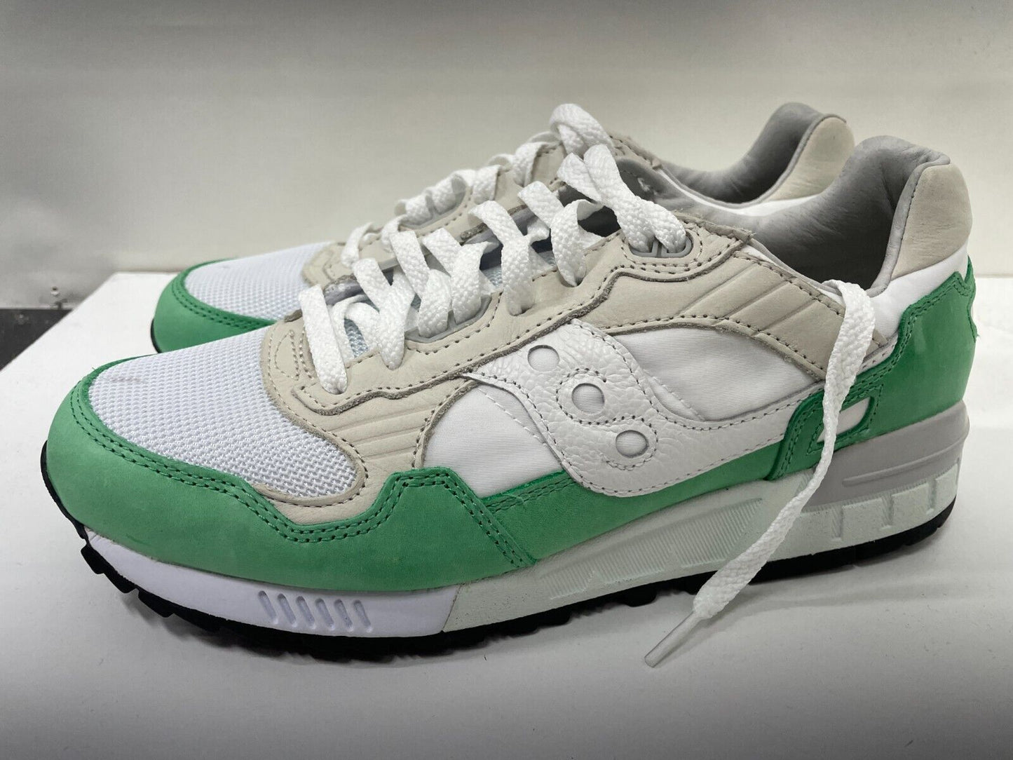 Saucony Men's 9 Shadow 5000 Sneaker White/Green Leather Lace Up S70667-1 NEW